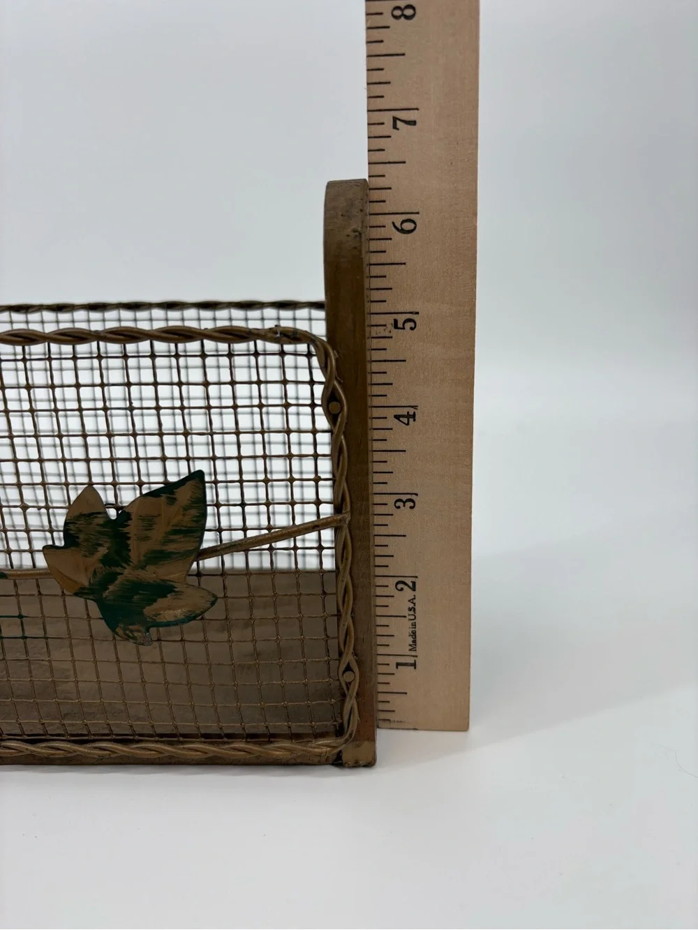 Vtg Country Farmhouse Wire Mesh Basket Wood Heart Wall Pocket Spice Rack Planter